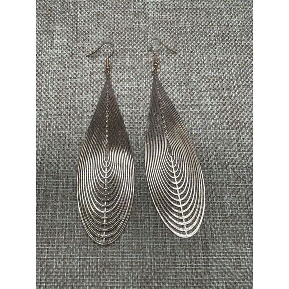 Elegant Gold Teardrop Earrings - Picture 3 of 7